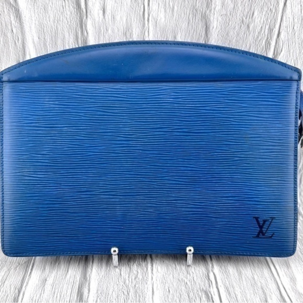 AUTHENTIC Louis Vuitton Epi Trousse Crete Clutch Bag. Color: Blue
